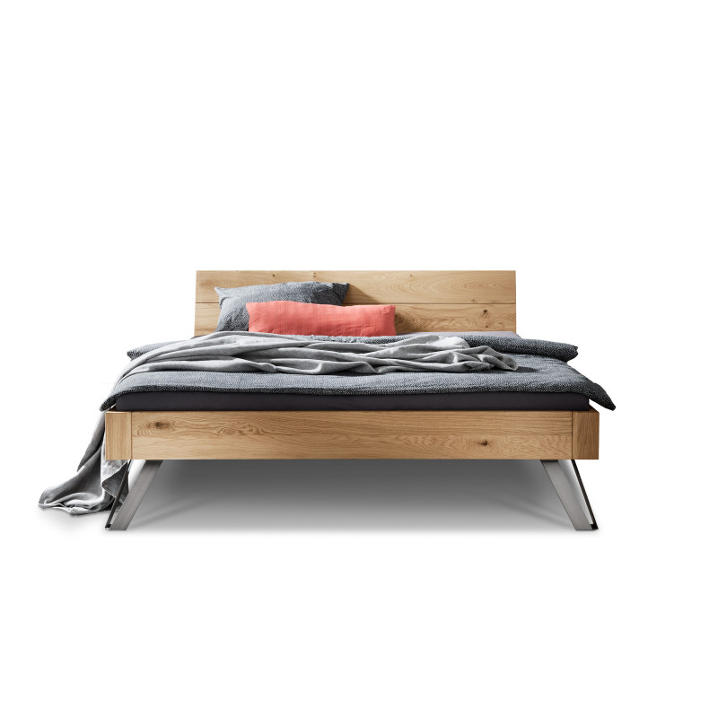 Massivholzbett "CL" mit zweigeteiltem Holzkopfteil und schrägen Bettfüßen aus Metall