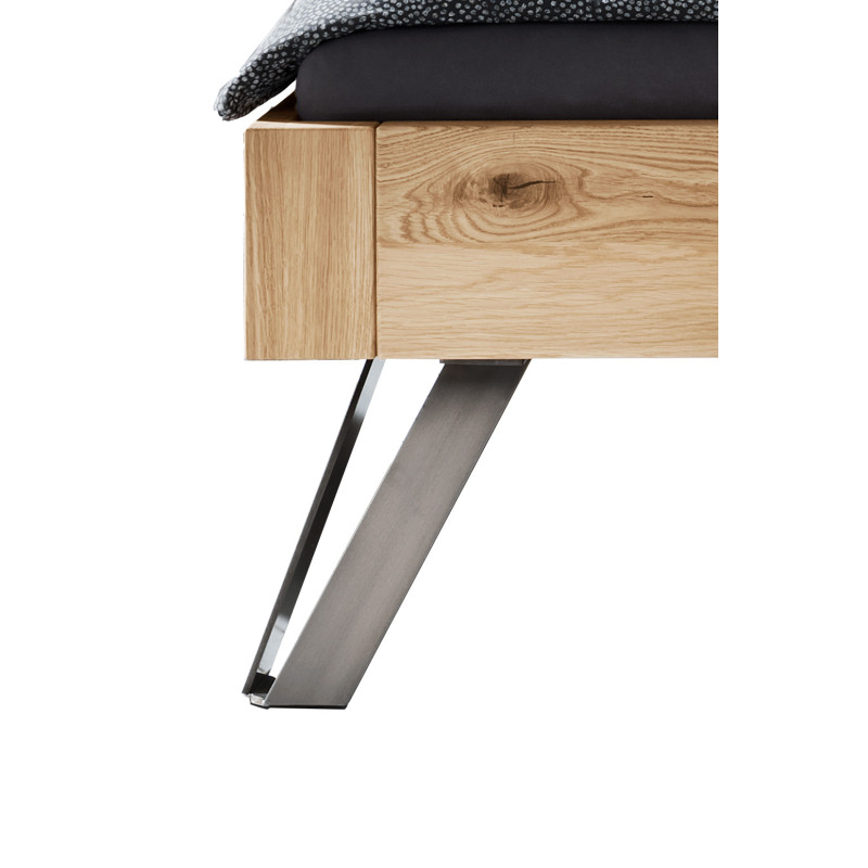 Optional: Schräge Metallfüße des Massivholzbettes "CL" im Detail