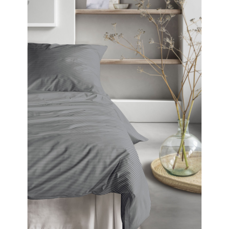 Bezogenes Bett mit Satin Bettwäsche in grau gestreift