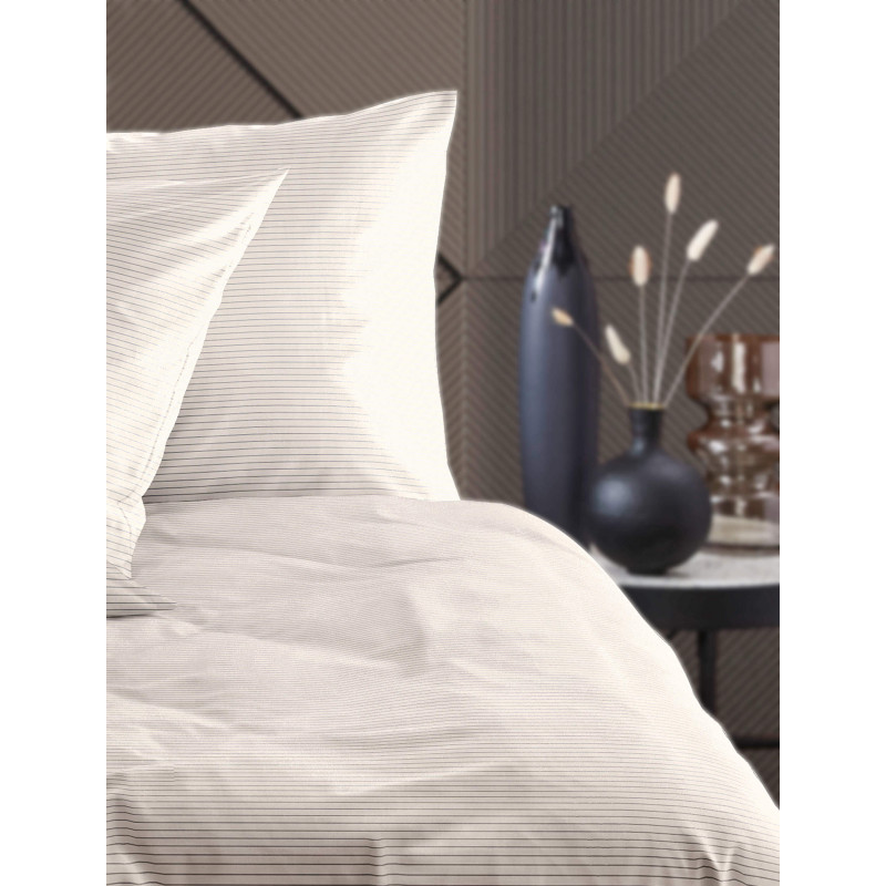 Bezogenes Bett mit Satin Bettwäsche in natur gestreift