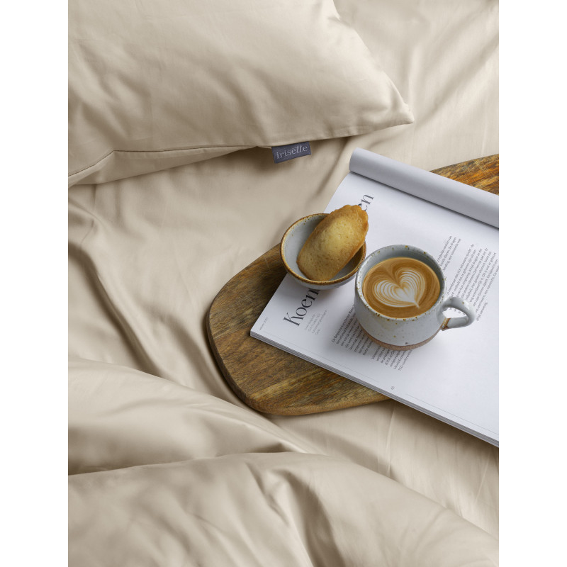 Bezogenes Bett mit Satin Bettwäsche in natur