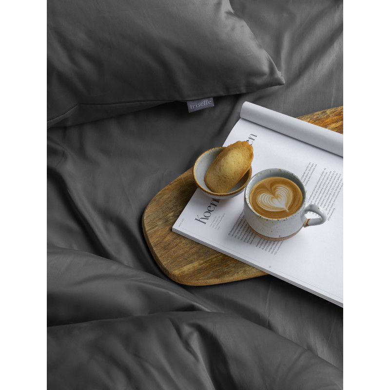 Bezogenes Bett mit Satin Bettwäsche in anthrazit