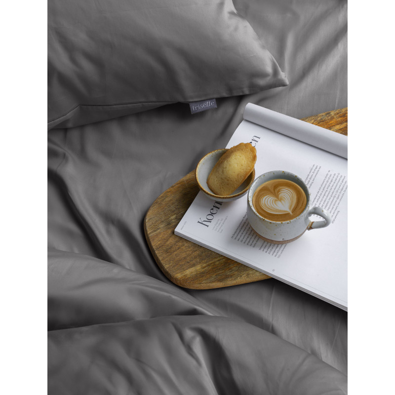 Bezogenes Bett mit Satin Bettwäsche in grau