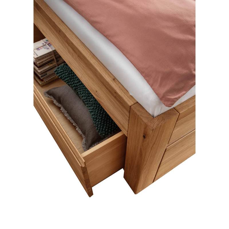 geöffnete Schublade des Massivholzbettes Wildeiche "CL55- KomfortPlus"