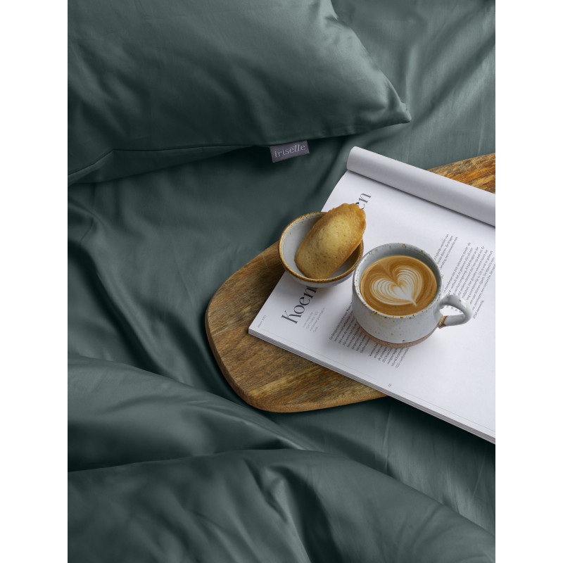 Bezogenes Bett mit Satin Bettwäsche in gruen